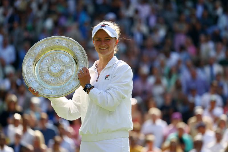 Foto del sábado de la checa Barbora Krejcikova celebrandocon el trofeo tras ganar la final de Wimbledon ante la italiana Jasmine Paolini