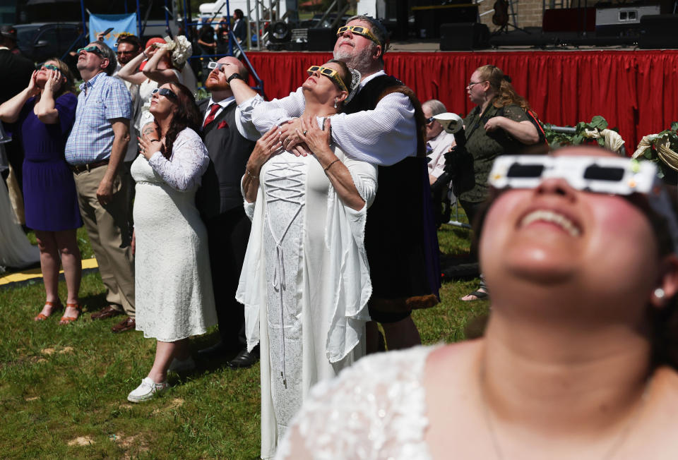 Paare betrachten die Sonnenfinsternis während einer Massenhochzeit auf dem Festival Total Eclipse of the Heart am 8. April 2024 in Russellville, Arkansas. (Foto: Mario Tama/Getty Images)