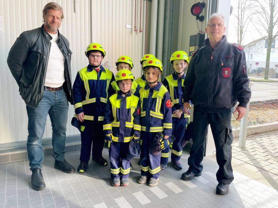 Die Feuerwehr hat vielerorts Nachwuchssorgen. In Menden trifft Henning Baum (links) engagierte Nachwuchs-Feuerwehrleute und ihren Ausbilder Michael Bals. (Bild: RTL)