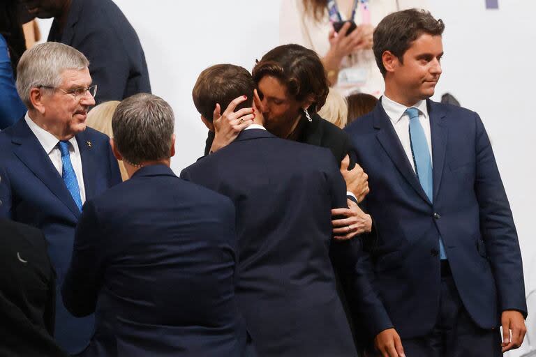 Le baiser entre la ministre française des Sports Amélie Oudéa-Castéra et le président Emmanuel Macron au Trocadéro après la cérémonie d'ouverture de Paris 2024. (Odd ANDERSEN / AFP)