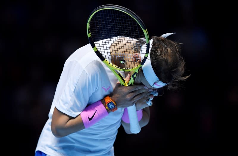 El tenista español Rafael Nadal reacciona durante su partido de la fase de grupos del ATP Finals ante el alemán Alexander Zverev, en Londres