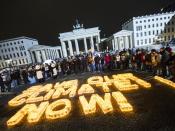 Aktion vor dem Brandenburger Tor in Berlin: «Save our Climate! Now! (Rettet unser Klima! Jetzt!). Foto: Paul Zinken