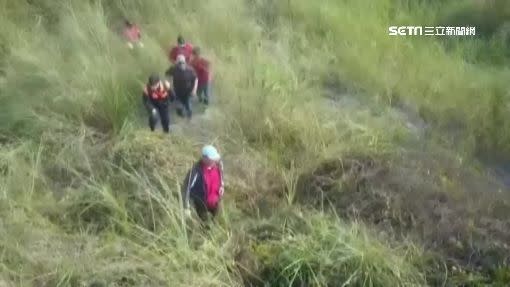 沒人整理的雜草叢，搜救人員連行走都有些困難。