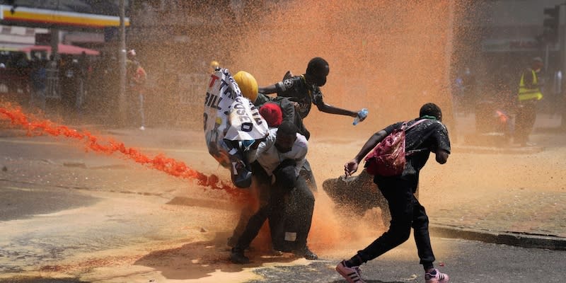 Die Proteste gegen geplante Steuererhöhungen eskalieren und es kommt zu Gewalt.<span class="copyright">Brian Inganga/AP/dpa</span>