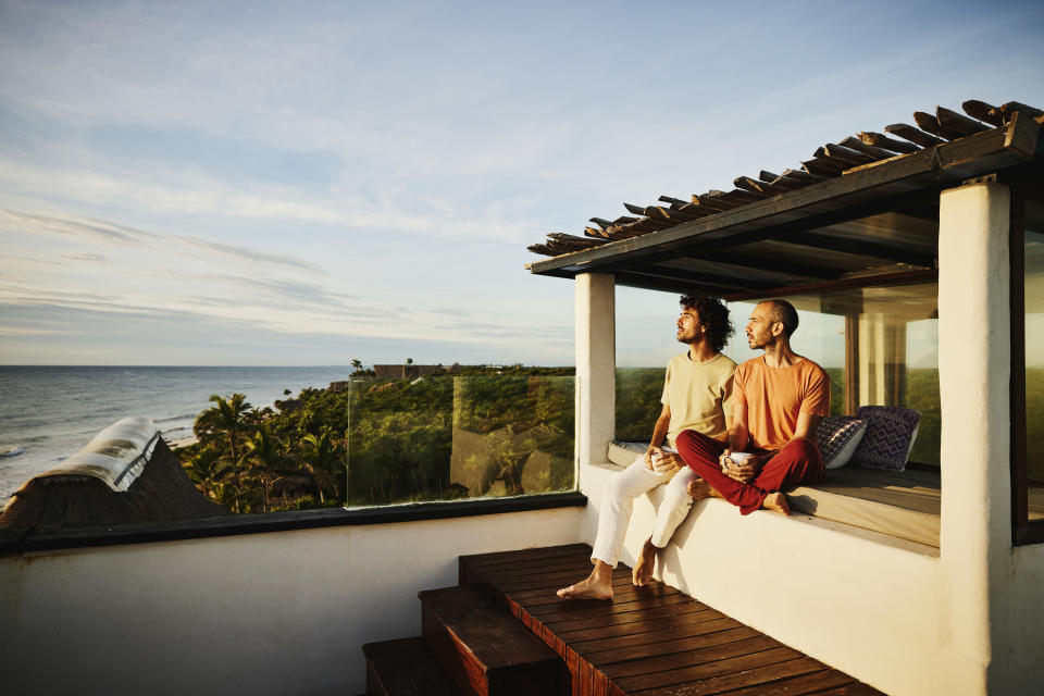 friends looking at the ocean