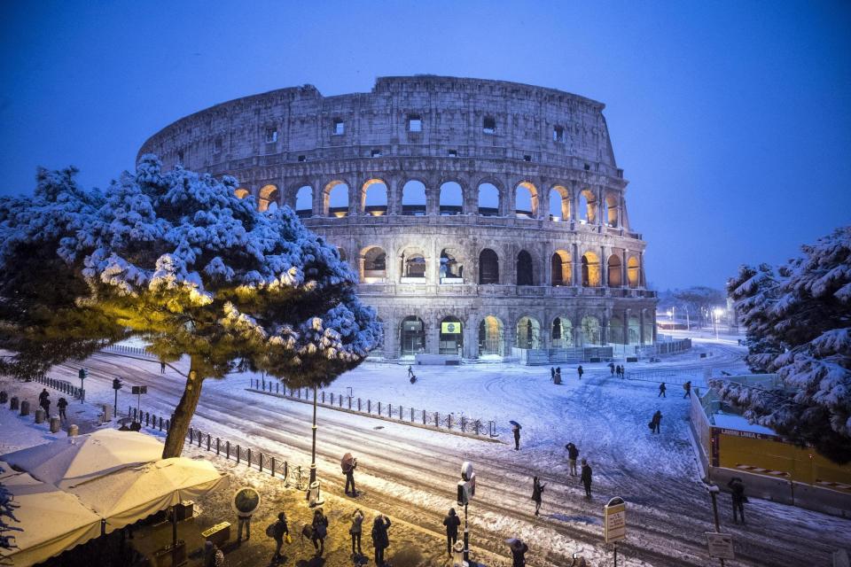 ROM03. ROMA (ITALIA), 26/02/2018.- El Coliseo cubierto por la nueve tras una intensa nevada en Roma, Italia, hoy, 26 de febrero de 2018. La ola de frío siberiano, que han llamado Burian, llegó ayer a Italia provocando copiosas nevadas en el norte y un frío intenso que ha llegado hasta los 20 grados bajo cero en algunas localidades y hoy alcanzó el centro del país y Roma, donde los colegios permanecen cerrados. EFE/ Angelo Carconi