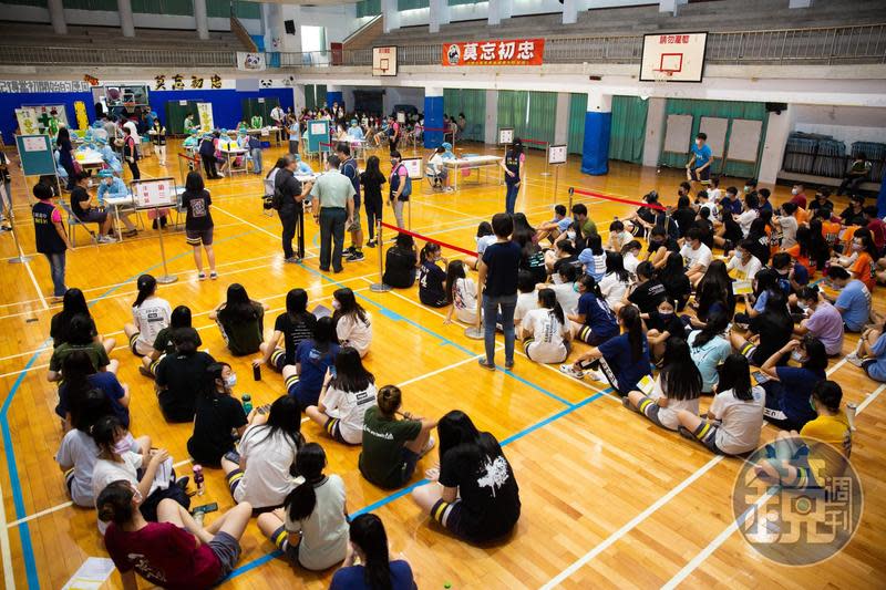 近來台灣加速疫苗施打，怎料北市竟有一所國中因為「打不打疫苗」引發校園暴力事件。圖為學生打BNT示意圖，圖中場所非本事件學校，圖中人物亦非當事人。（本刊資料照）