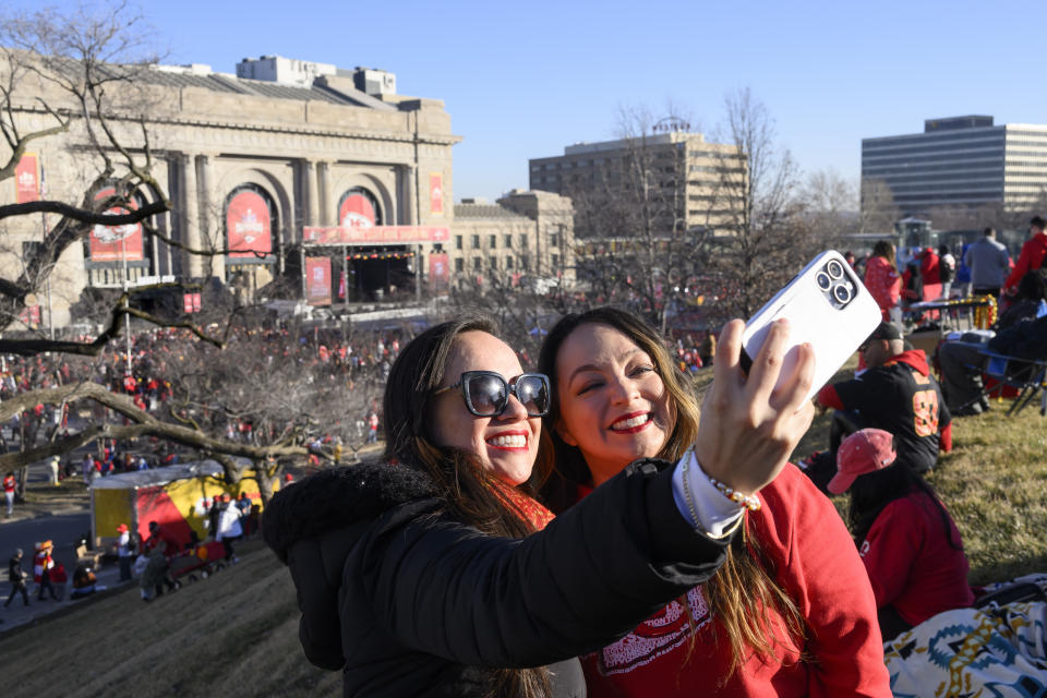 Fans de los Chiefs se toman una selfie en la celebración de la victoria en Kansas City, Missouri, el miércoles 14 de febrero de 2024. Los Chiefs derrotaron a los San Francisco 49ers el domingo en el Super Bowl 58 de la NFL. (Foto AP/Reed Hoffmann)