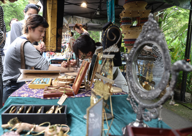 台北開齋節活動（1） 「2024 Eid-al-Fitr in Taipei 尋味台北 齊賀開齋」活動 14日在大安森林公園登場，吸引許多民眾到場逛市 集，感受不一樣的文化體驗和節慶氛圍。 中央社記者謝佳璋攝  113年4月14日 