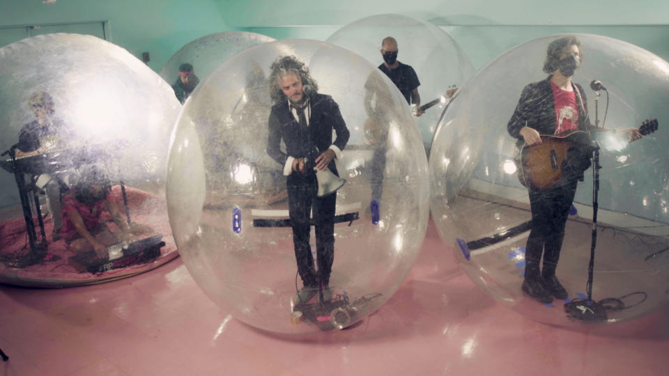 Die Flaming Lips nutzen gerne Blasen, hier bei einem Auftritt in der TV-Show von Jimmy Fallon im September. (Bild: NBC/NBCU Photo Bank via Getty Images)