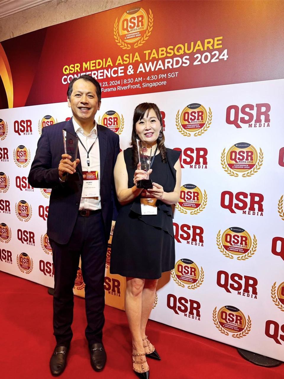 連鎖茶飲六角國際在「QSR Media Asia Tabsquare Awards 2024」獲得兩項大獎，代表台灣在亞洲眾多國際品牌中脫穎而出，六角國際董事長王耀輝與副總王麗玉代表領獎。圖／六角國際集團提供