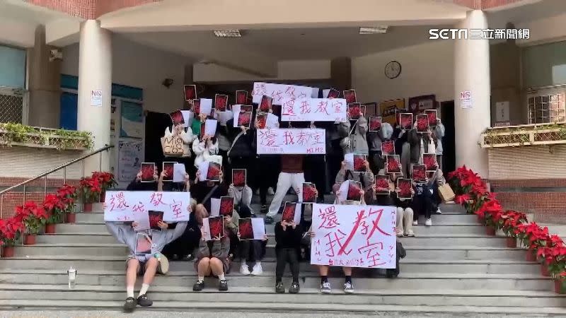 台體大舞蹈系學生集體拿休學單，抗議舞蹈教室被校方決定拿來招租。