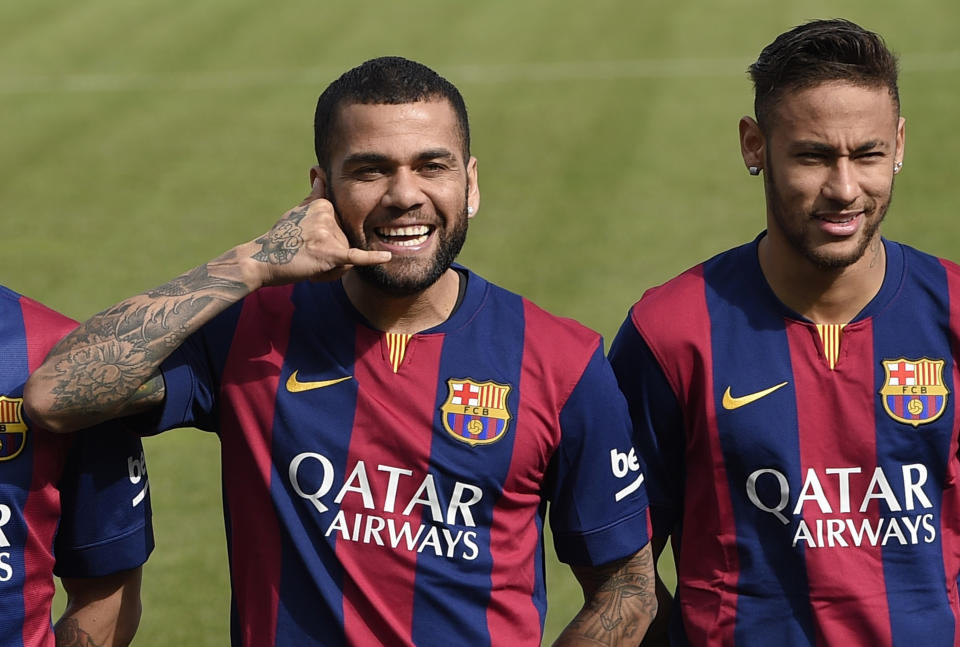 El defensa brasileño del FC Barcelona Dani Alves gesticula durante un evento comercial en el centro deportivo del club Joan Gamper, en Sant Joan Despi, cerca de la ciudad condal, el 18 de febrero de 2015 (AFP/Archivos | Lluis Gené)