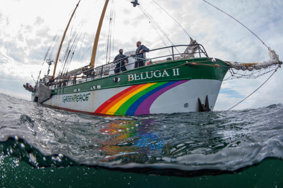 2015年8月30日，綠色和平船艦「白鯨二號」於北海進行環保任務，行動人員下水將被丟棄的「幽靈漁具」清除。