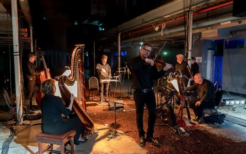 Geoffrey Paterson conducts a chamber ensemble of the London Sinfonietta - Credit: Manuel Harlan