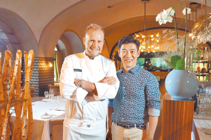 王凱傑（右）走訪布拉格米其林推薦餐廳「Kamper Park」，與主廚相見歡。（亞洲旅遊台提供）