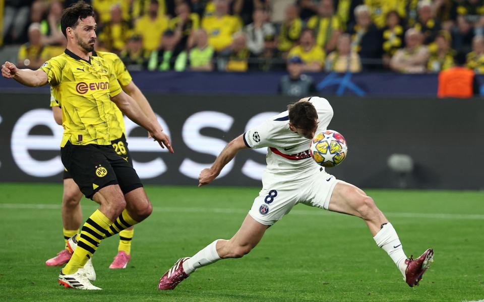 Dortmund's German defender #15 Mats Hummels (L) reacts as Paris Saint-Germain's Spanish midfielder #08 Fabian Ruiz