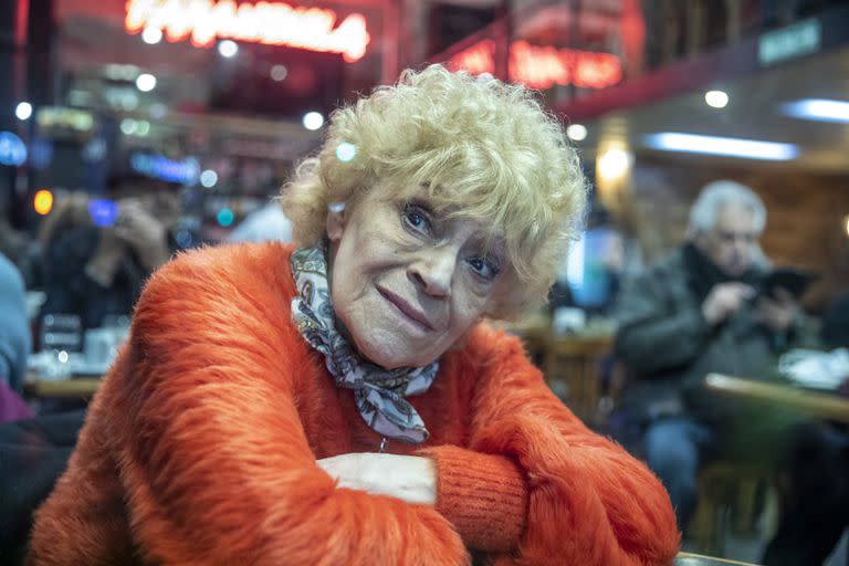 María Rosa Fugazot en un lugar que le sienta bien: ante la cámara y minutos antes de entrar al teatro de la calle Corrientes 