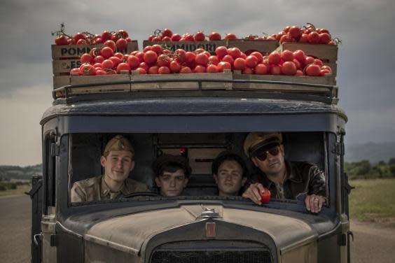 Tomato source: Milo Minderbinder (Daniel David Stewart, left) and Colonel Cathcart Kyle Chandler, right) (Channel 4)