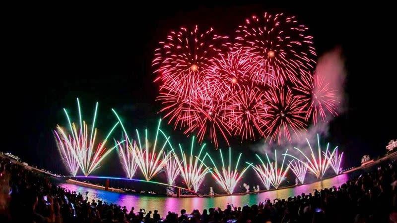 澎湖花火節燦爛奪目，每年總吸引上萬名遊客共襄盛舉。（圖／澎湖縣旅遊處提供）