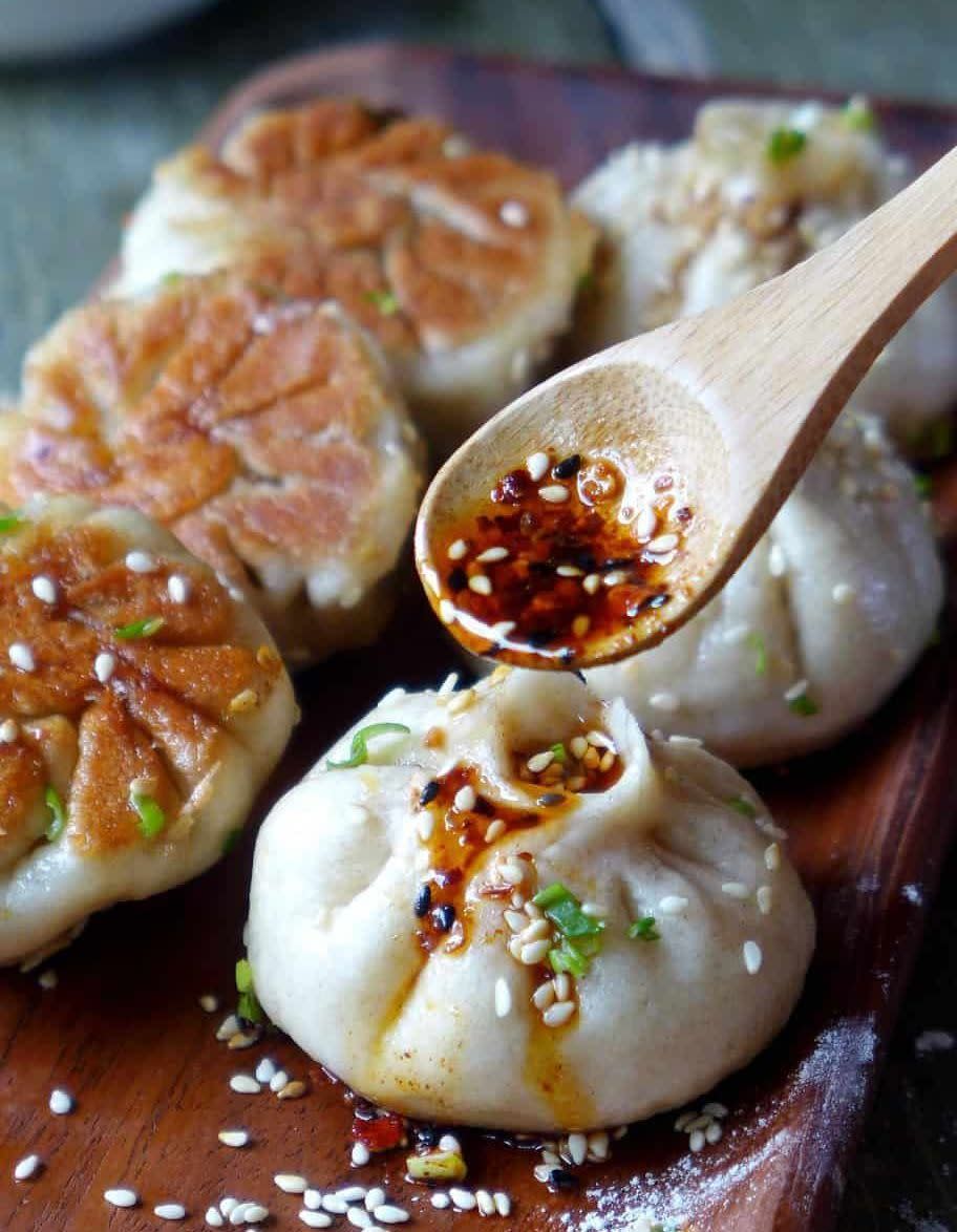 <p>Avec leur texture mi-croustillante, mi-moelleuse, ces baos frits au porc sont parfaits pour un cocktail dinatoire entre amis. </p><p>Découvrir la recette <a href="https://redhousespice.com/pan-fried-pork-buns/" rel="nofollow noopener" target="_blank" data-ylk="slk:ici;elm:context_link;itc:0;sec:content-canvas" class="link ">ici</a></p><br>