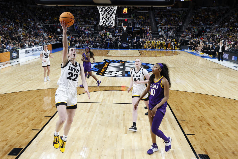 ALBANY, NY - 01 DE ABRIL: Caitlin Clark nº 22 do Iowa Hawkeyes arremessa a bola sobre Angel Reese nº 10 dos LSU Tigers durante o primeiro tempo na rodada Elite 8 do torneio de basquete feminino da NCAA na MVP Arena em 01 de abril de 2024 em Albany, Nova York.  (Foto de Sarah Steer/Getty Images)