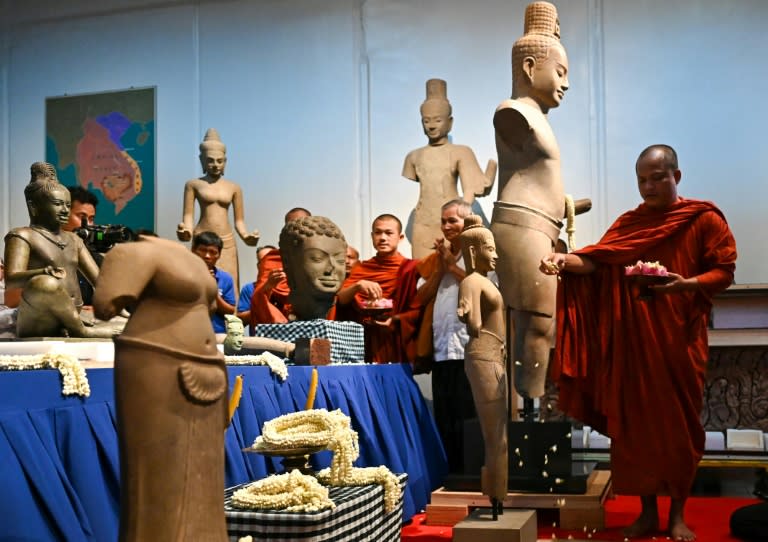 Monjes budistas participan en una ceremonia por el regreso de obras de arte jemer en el museo nacional de Phnom Penh, el 4 de julio en Camboya (TANG CHHIN SOTHY)