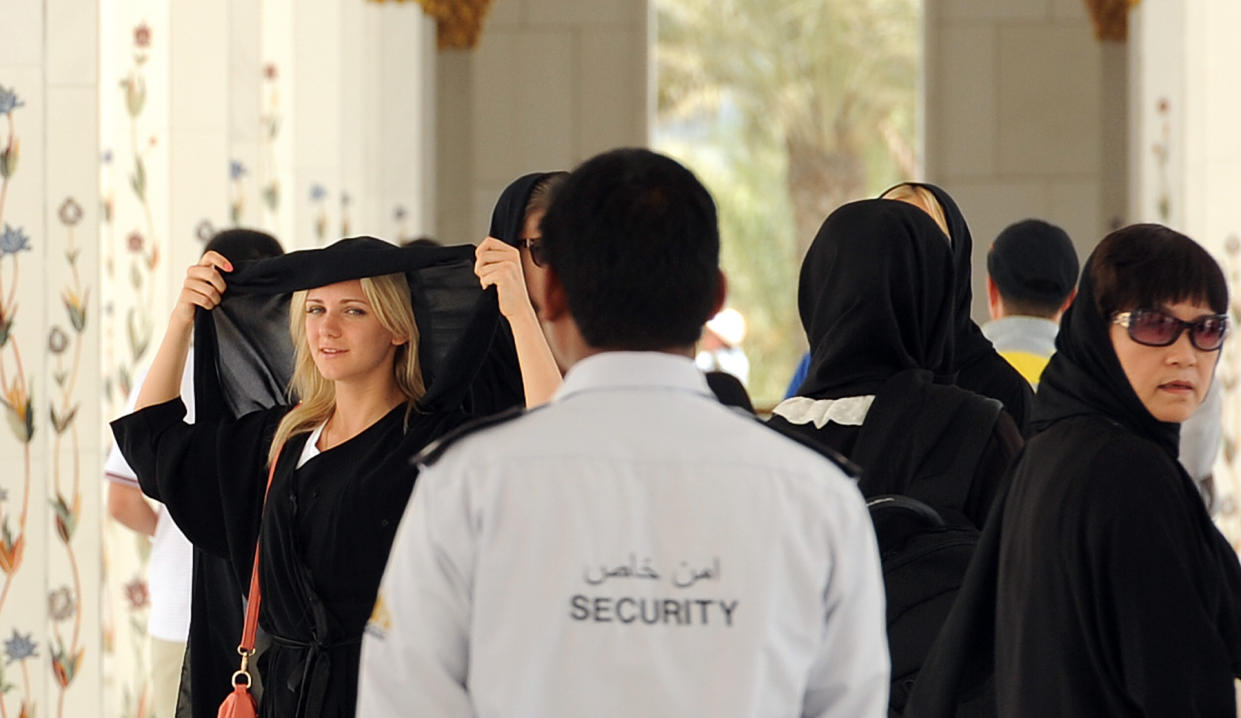 Frauen, die das traditionelle islamische Kleidungsstück Abaya tragen. Eine Touristin wird von einem Sicherheitsbeamten ermahnt, weil sie das Kopftuch hebt. (Symbolbild: ddp)