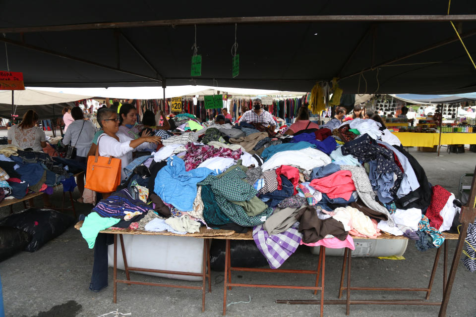 Ropa de tianguis: Así como hay ropa que no supera los 50 pesos, hay precios más elevados. Blusas, sacos, pantalones, vestidos y suéteres por encima de los 150. Una de las secciones más caras es la de chamarras; el valor de cada una es de 250 pesos.  (Foto de Medios y Media/Getty Images)