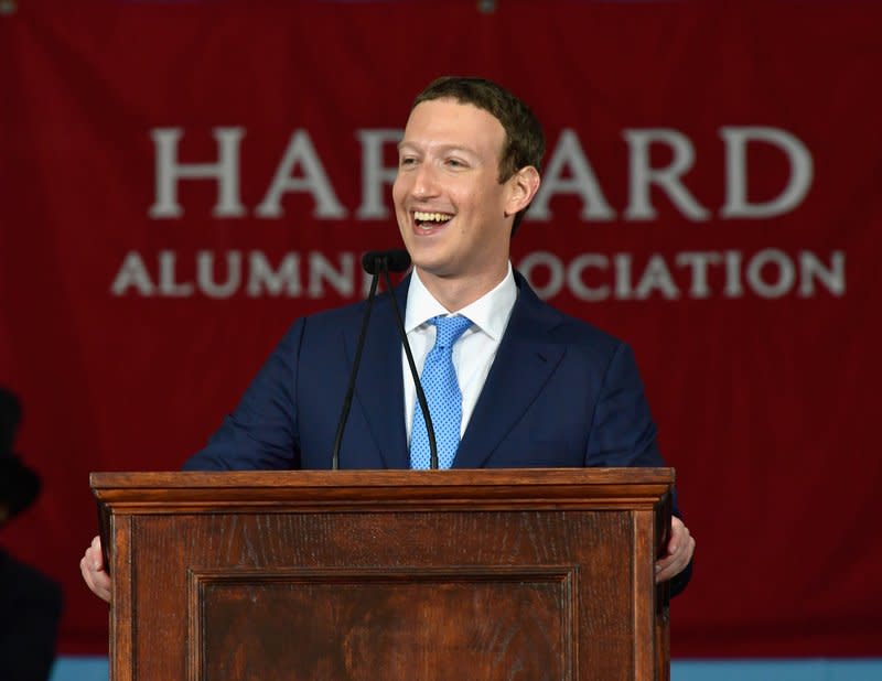 <p>Mark Zuckerberg usa una Acura da 30mila dollari per spostarsi e, tranne nelle serate di gala e per i discorsi nelle università, usa una collezione di t-shirt di colore grigio, da pochissimi dollari di valore. (Getty) </p>