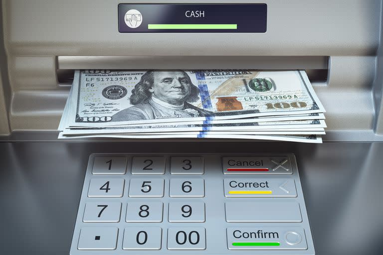 Algunos bancos tienen cajero automáticos que expenden dólares