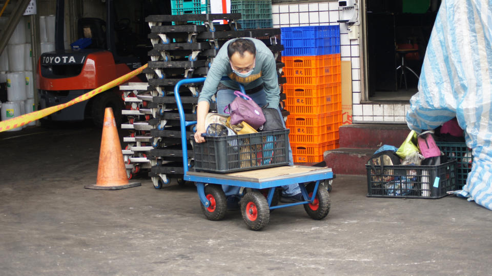 聯華食品彰化廠25日發生大火造成7死，員工26日將留在工廠內的背包等私人物品整理出來，準備物歸原主。（中央社）        