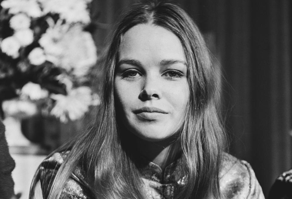 Seine Frau verließ ihn nach nur acht Tagen. Michelle Phillips war selbst eine Berühmtheit. Mit der Band The Mamas & The Papas hatte die Sängerin Anteil am Dauer-Ohrwurm und Welthit "California Dreamin'". (Bild: Ballard/Daily Express/Getty Images)