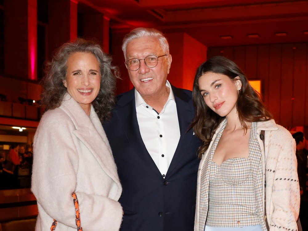 Andie MacDowell (l.) mit Tochter Rainey Qualley und Marc-Cain-Gründer Helmut Schlotterer (Bild: Franziska Krug/Getty Images für Marc Cain)