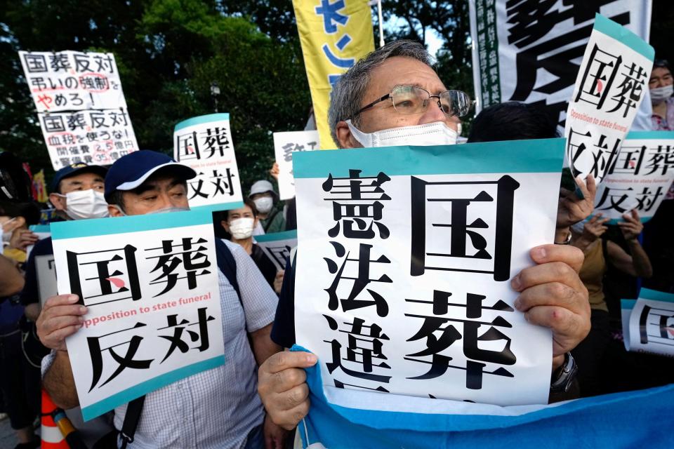 費用高昂、經費項目不透明，根據日本各家媒體民調，至少都有一半以上民眾反對安倍晉三國葬。（資料照，路透社）