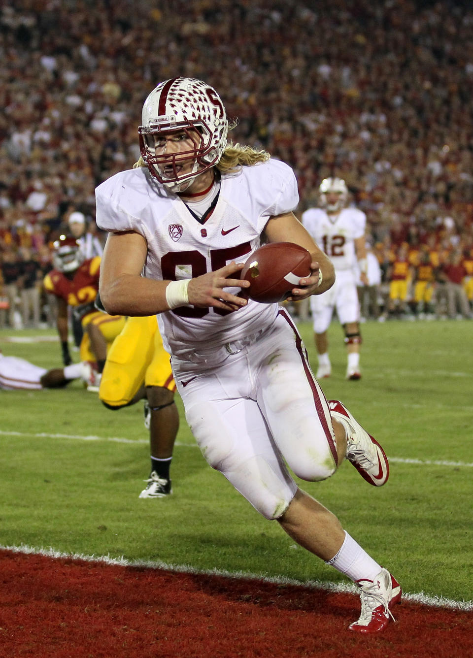 LOS ANGELES, CA - OCTOBER 29: Fullback Ryan Hewitt #85 of the Stanford Cardinal carries the ball over the goal line on a five yard touchdown reception in the third quarter against the USC Trojans at the Los Angeles Memorial Coliseum on October 29, 2011 in Los Angeles, California. (Photo by Stephen Dunn/Getty Images)