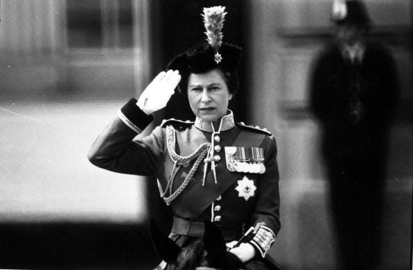 <p>Her Majesty gives the royal salute.</p>