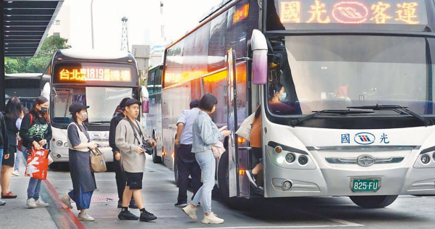 客運公會全聯會啟動國道客運成本和運價檢討，19日提報給交通部公路局，建議短途漲約30％、中長途漲18％至30％。（圖／報系資料照）