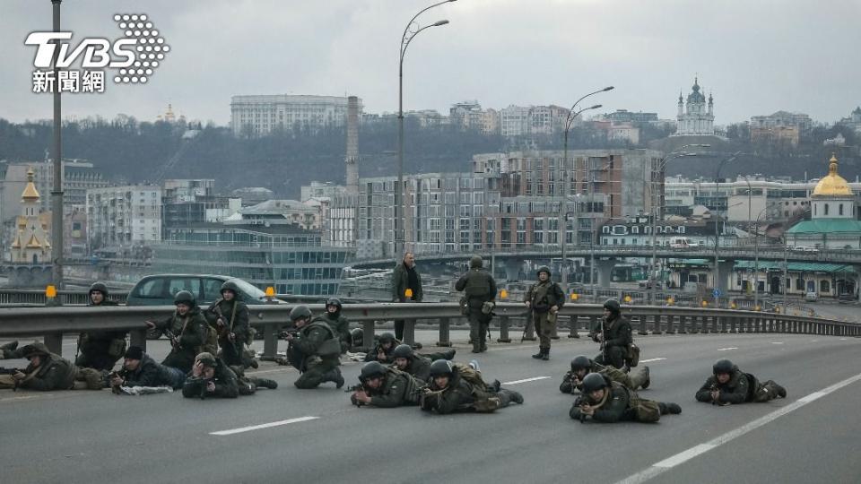 俄烏戰爭初期，在俄軍逼近基輔之際，烏軍在外圍道路死守該城。（圖／達志影像路透社）