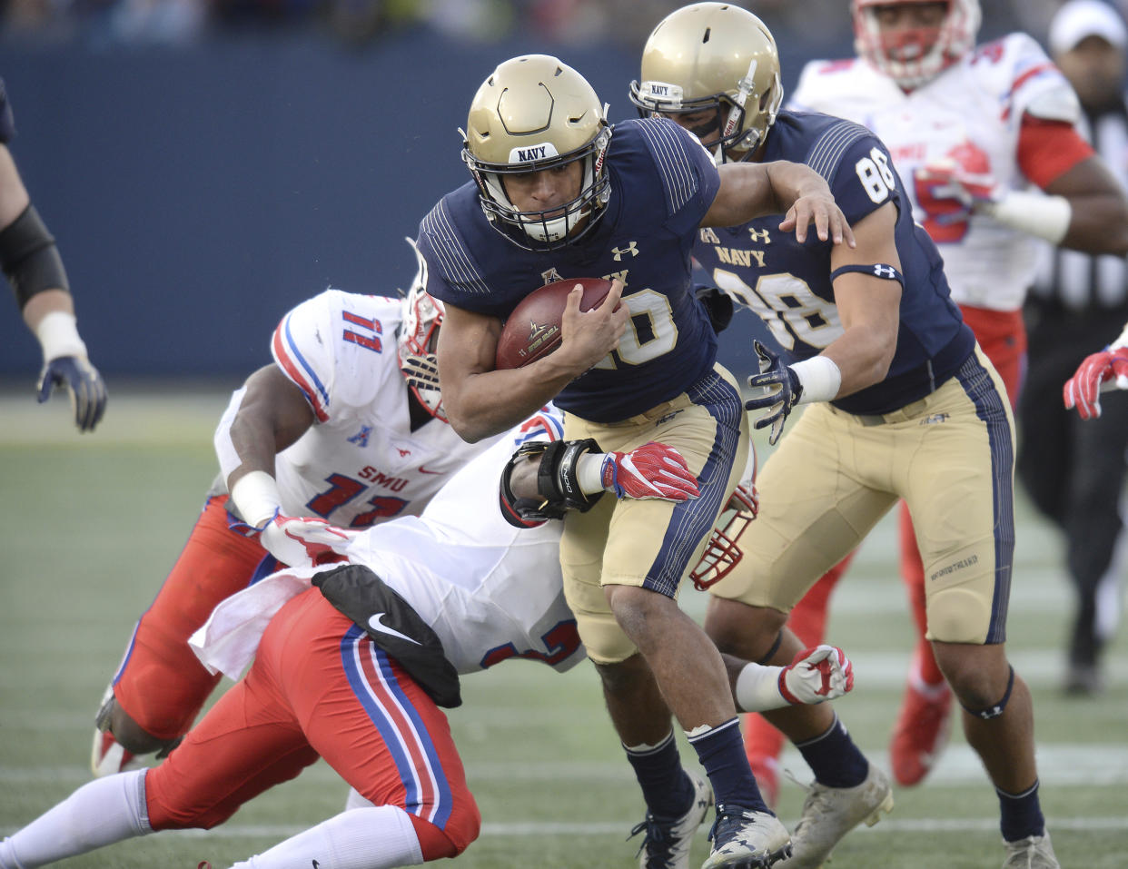 Navy quarterback Malcolm Perry picks up positive yards on a run in the first quarter of an NCAA college football game against SMU Saturday, Nov. 11, 2017, in Annapolis, MD. (Paul W. Gillespie/The Baltimore Sun via AP)