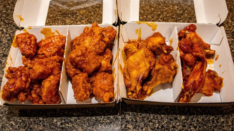Four kinds of wings in paper take-away boxes