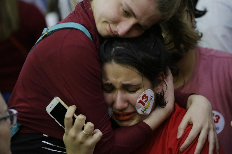 Una simpatizante de Fernando Haddad, del izquierdista Partido de los Trabajadores, llora después de saber que el ultraderechista Jair Bolsonaro fue declarado ganador de las elecciones presidenciales en Sao Paulo, Brasil, el domingo 28 de octubre de 2018. (AP Foto/Nelson Antoine)