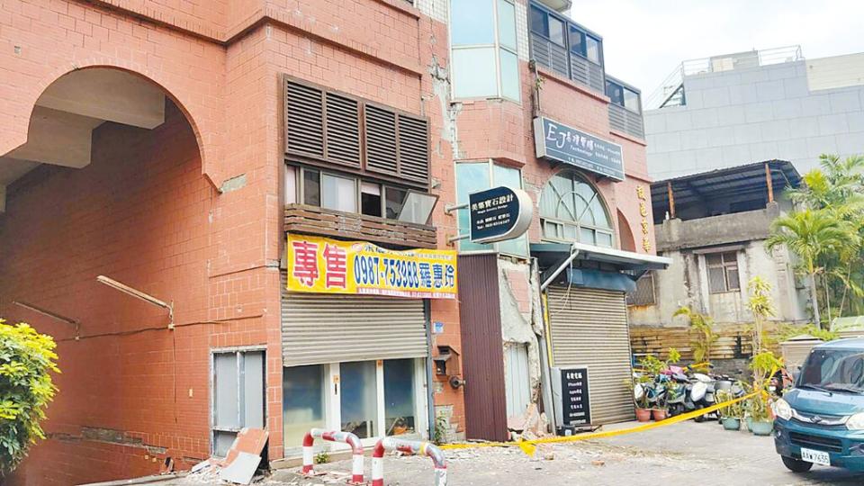 花蓮市中和街馥邑京華公寓大樓因強震被列紅單，82％住戶投票贊成拆除原地重建。（羅亦晽攝）