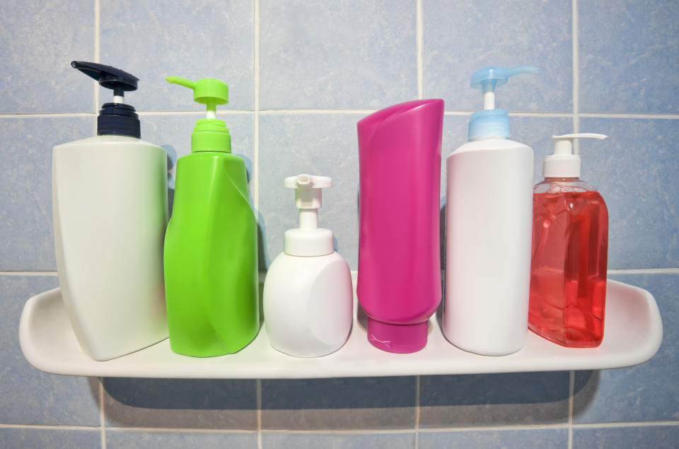 Nächstes Mal lieber ein anderes Shampoo oder Duschgel kaufen? Eine Produktcheck-App kann bei der Entscheidung helfen. (Bild: Getty Images / enviromantic)