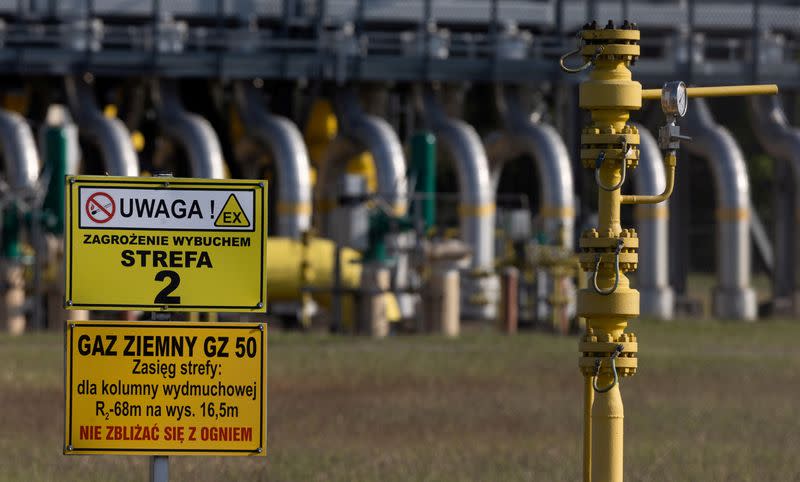 FOTO DE ARCHIVO. Señales de advertencia delante de la estación de compresión de gas, una parte de la sección polaca del gasoducto Yamal que une Rusia con Europa occidental y que es propiedad de una empresa conjunta de Gazprom y PGNiG, pero que es operada por la empresa estatal polaca de transmisión de gas Gaz-System, en Gabinek, cerca de Włocławek, Polonia