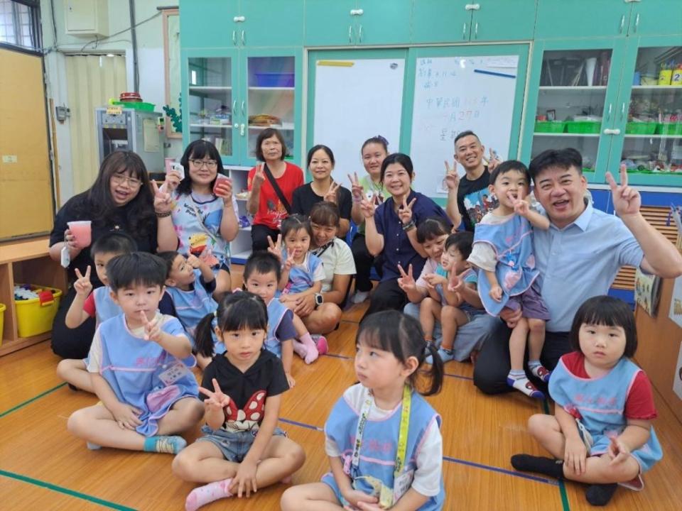 校長和家長會夥伴到幼兒園獻上教師節祝福。（興仁國小提供）