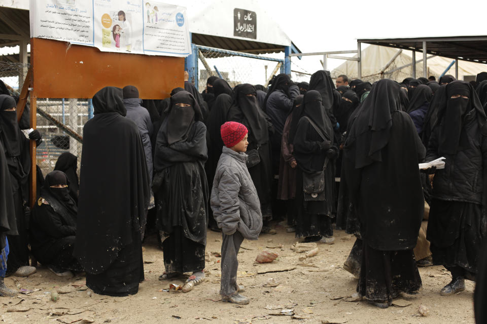 Donne e bambini nel campo profughi di Al Hol, nel nord est della Siria (AP Photo/Maya Alleruzzo)