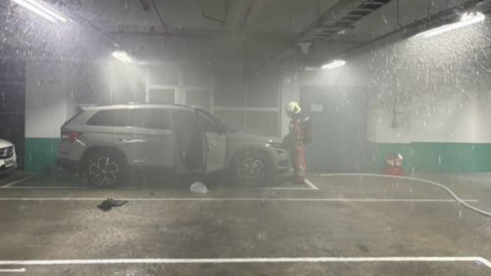 竹科晶元光電今日下午地下室車輛突然自燃起火，現場濃煙瀰漫。翻攝畫面