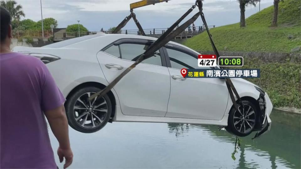 輪胎卡泥坑！轎車催油門反暴衝墜入水溝