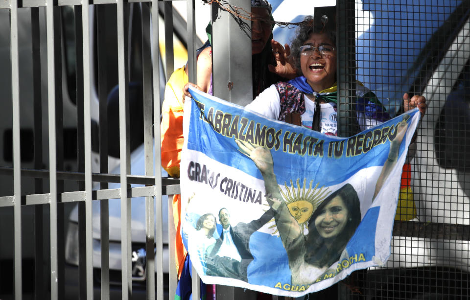 Partidarios de la vicepresidenta electa Cristina Fernández de Kirchner están afuera de la corte en Buenos Aires, Argentina, el lunes 2 de diciembre de 2019. (AP Foto / Natacha Pisarenko)